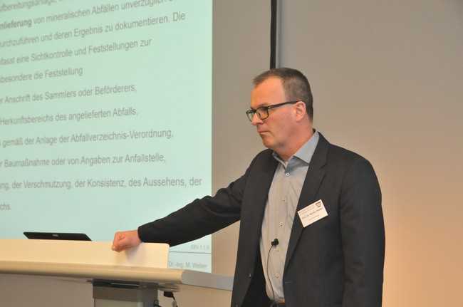 Prof. Dr. Markus Weber wies auch auf die Schwachstellen der neuen Ersatzbaustoffverordnung hin. | Foto: Sven Thürnau
