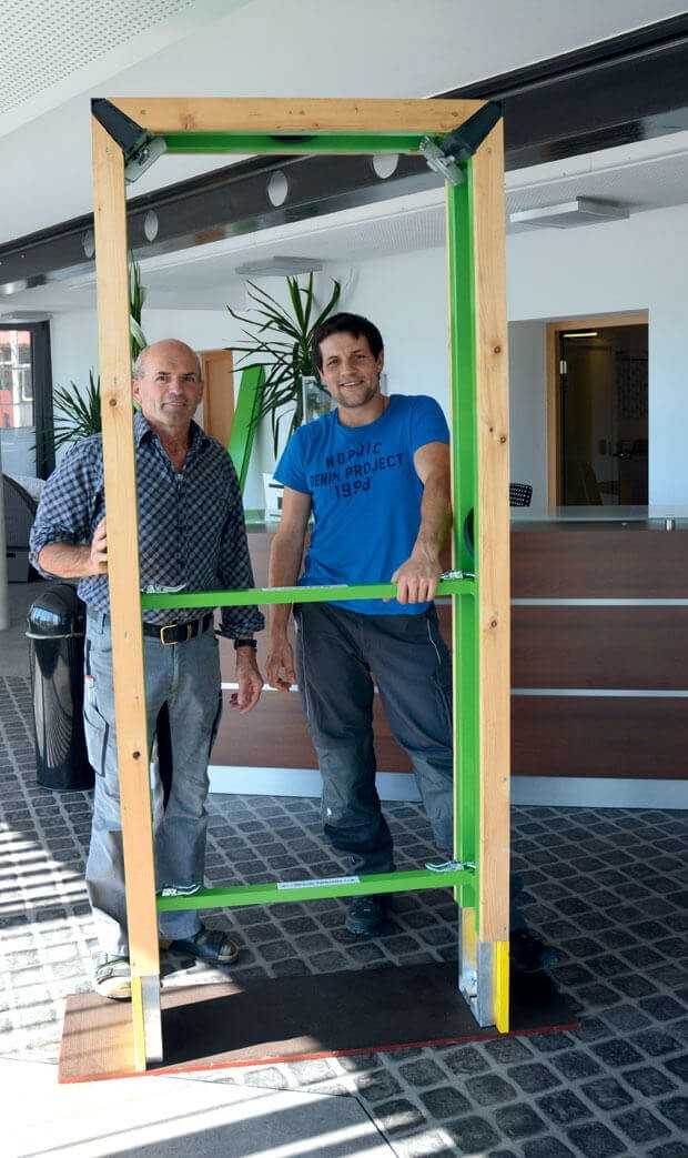 Robert und Timo Vollmayer haben das Schalen von Türen vereinfacht. Das Aufstellen dauert keine 15 Minuten. | Fotos: LL/bi