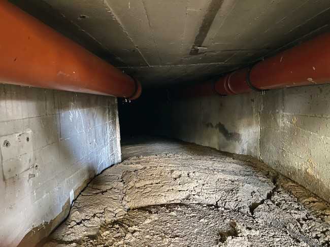 Auch enge Gänge der verzweigten Kellerräume wurden hohlraumfrei mit dem fließfähigen Baustoff verfüllt. | Foto: Henning Eckardt