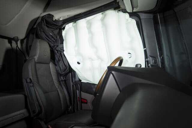Neuer Seiten-Airbag: Kippt der Lkw bei einem Unfall, hält der Luftsack den Fahrer auf Abstand zum Fenster.