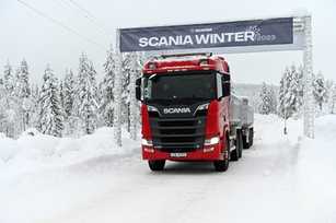Mit schweren Scania-Lkw durch Schnee und Eis