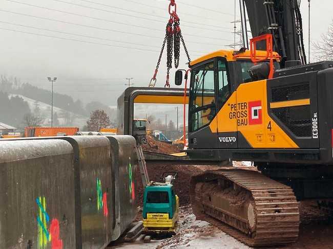 Die 11,2 Tonnen schweren Elemente wurden mit einem 60-Tonnen-Bagger auf der Baustelle bewegt. | Foto: Beton Müller