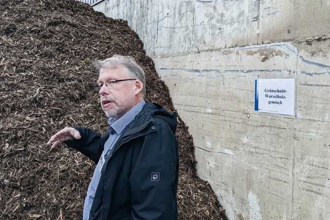 EAD-Mitarbeiter Klaus Maier erläuterte im Rahmen der Exkursion zur neuen Darmstädter Karbonisierungsanlage wie holziger Grünschnitt zu hochwertiger Pflanzenkohle verarbeitet wird. | Foto: EAD