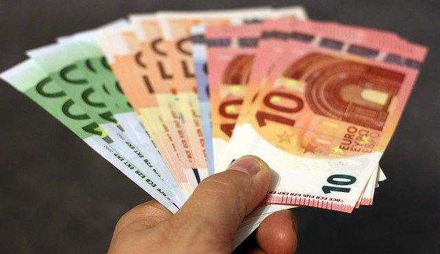 Mindestlohn-Kommission empfiehlt: Mindestlohn soll stufenweise auf 10,45 Euro steigen