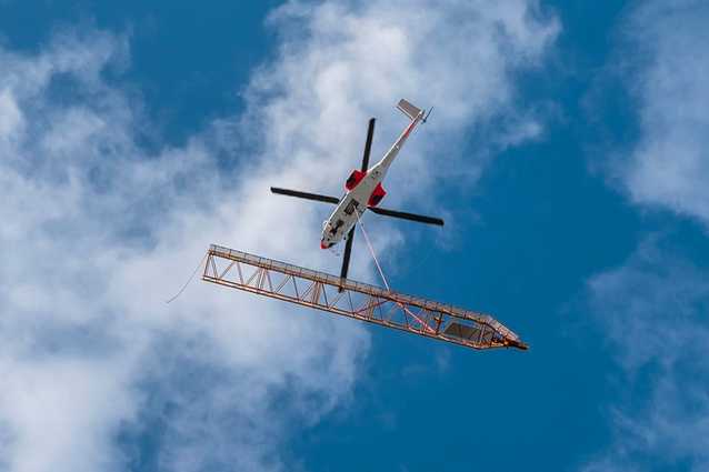 Helikopter fliegt Spezialkran von Liebherr aufs Dach Helikopter fliegt Spezialkran von Liebherr aufs Dach