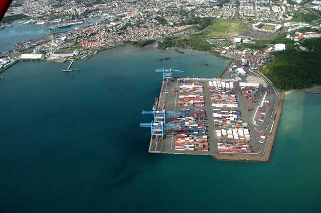 F 900 im Tropenregen: Schwerlast-Rinnen für den Hafen von Martinique