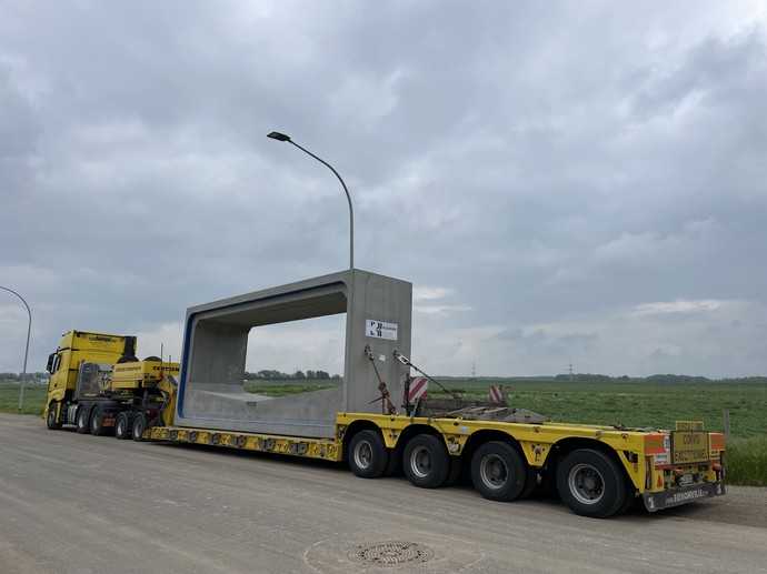 Schwerstarbeit: Bis zu 50 Tonnen wiegen die einzelnen Elemente für den Stauraumkanal. | Foto: Kleihues Betonbauteile GmbH & Co. KG