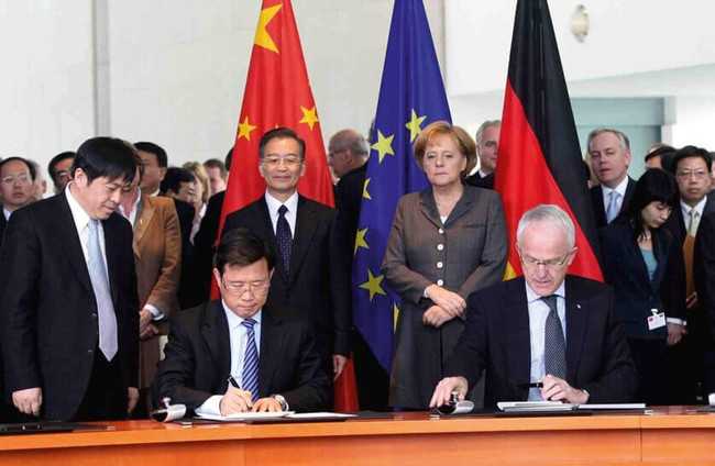 Unternehmensgründer und Visionär Liang Wengen bei der Unterzeichnung des Investitionsvertrags im Kanzleramt 2009. Links Sany Geschäftsführer Xiang Wenbo. | Foto: Sany